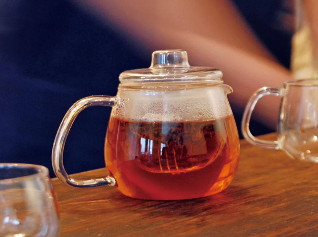 KINTO All Glass Teapot offered at Wild Orchard Tea, image of teapot with brewed tea